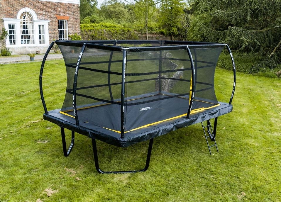 4 Best Rectangular Trampolines – Make Your Dream Come True!