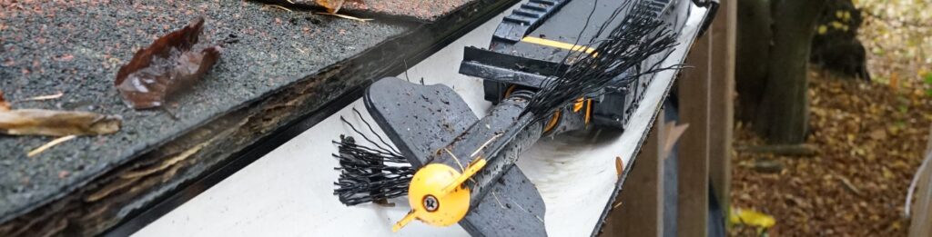5 Best Gutter Cleaning Tools – Wash the House with No Danger of Falling