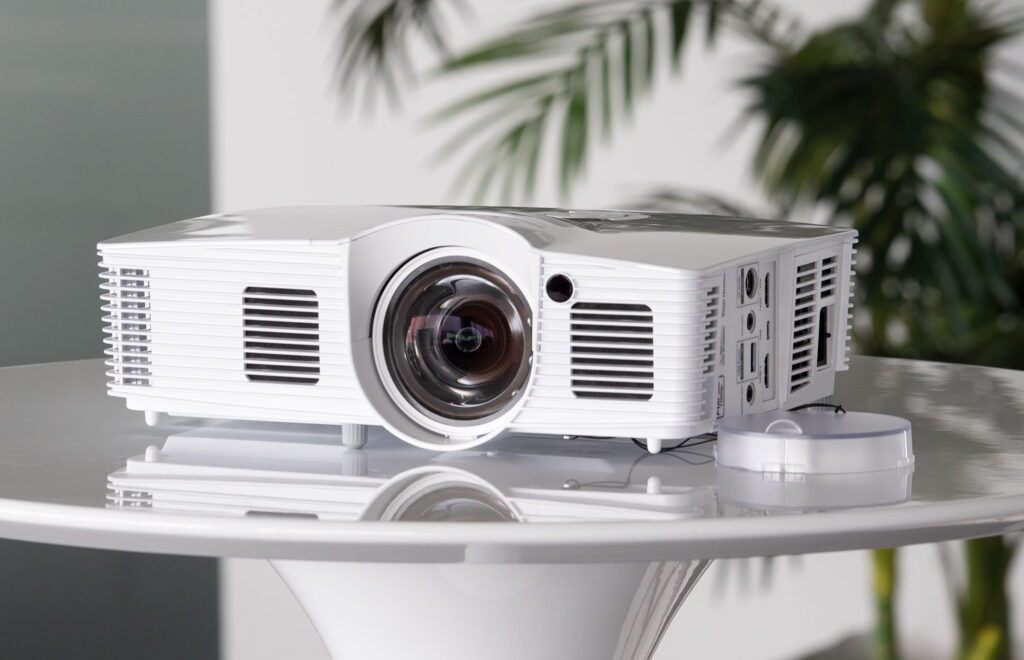 8 Best Short Throw Projectors – Your Guide in 2025